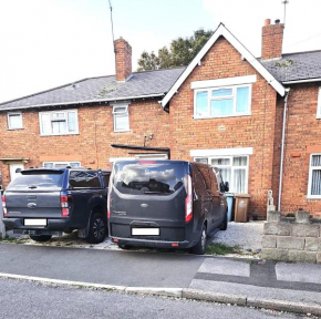 Lavender Hse, 5 bdr,2 bath, Free Onsite Parking, Supper Fast Wifi, 7 beds,